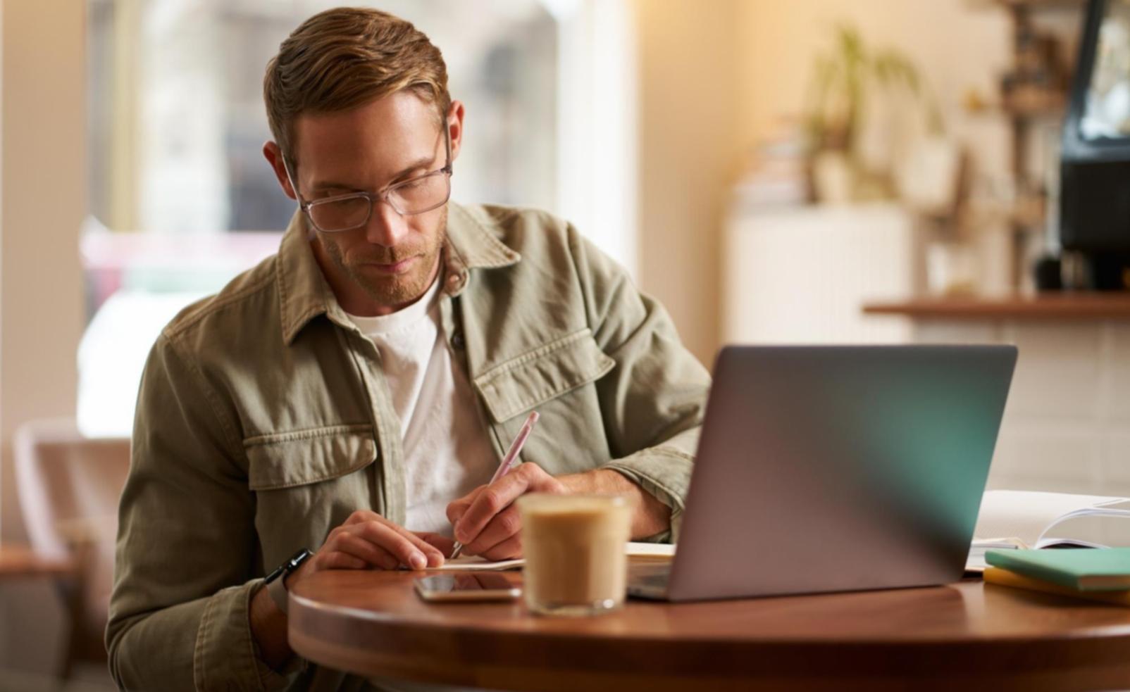 Studenten arbeiten gemeinsam an Finanzanalysen